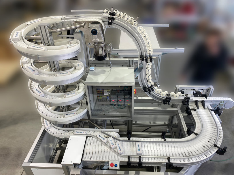 Compact spiral transport system for the economical transport of goods